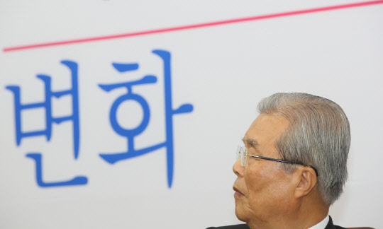 미래통합당 김종인 비상대책위원장이 1일 국회에서 열린 첫 비상대책위원회의에서 '변화' 글씨를 배경으로 굳은 표정을 짓고 있다.   연합뉴스